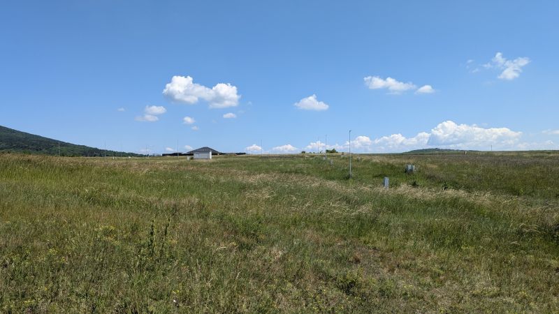 Stavebný pozemok 681 m2 v Štitároch  - Zelené pozemky na Zamoyského ulici v Štitároch, vhodné pre bývanie, s horským pozadím.