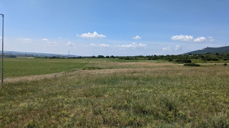 Stavebný pozemok 681 m2 v Štitároch  - Krajina pozemkov na bývanie v Štitároch na Zamoyského s výhľadom na kopce.