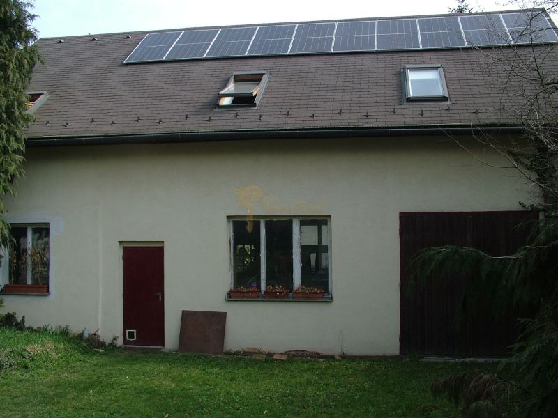 Rodinný dom s administratívnou budovou, dvojgarážou a veľkým pozemkom - Rodinný dom na ulici Na vrátkach v Bratislave - Dúbravke s fotovoltaickými panelmi na streche.