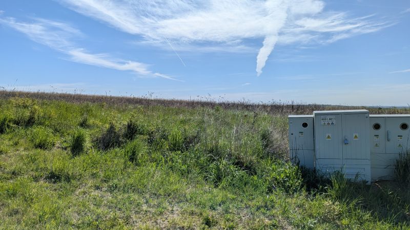 Stavebný pozemok v Štitároch 764 m2 s výhľadom na Nitru - Trávnatý pozemok v Štitároch vhodný na bývanie, s elektrickou rozvodnou skriňou.