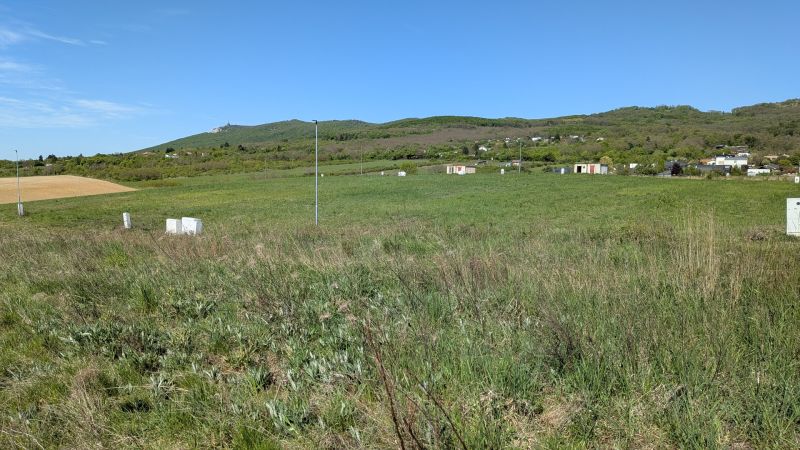 Stavebný pozemok v Štitároch 764 m2 s výhľadom na Nitru - Rozľahlá zelená lúka s pohľadom na kopce v Štitároch, ideálna pre Pozemky - bývanie.