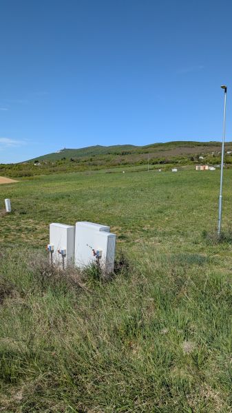 Stavebný pozemok v Štitároch 764 m2 s výhľadom na Nitru - Pozemky na bývanie v Štitároch s malebným kopcovitým pozadím a infraštruktúrou.