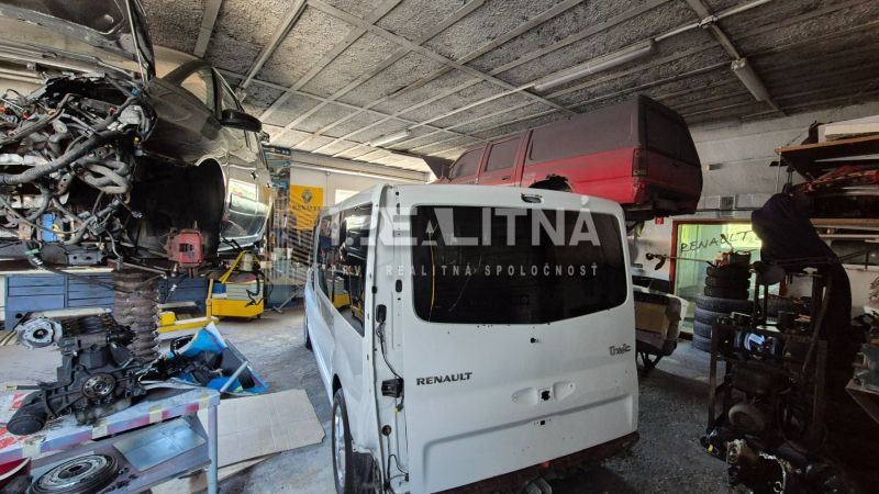 Priemyselný areál (tri haly, recepcia, kancelária, garáže, logistika) - Autoservis v sklade s halami, demontáž áut značky Renault, náradie a súčiastky okolo.