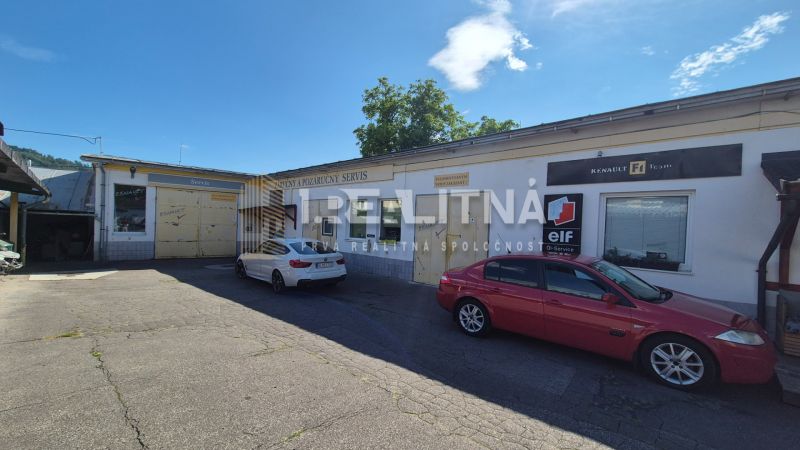 Priemyselný areál (tri haly, recepcia, kancelária, garáže, logistika) - Areál servisnej budovy a parkovacie plochy v Banskej Bystrici.