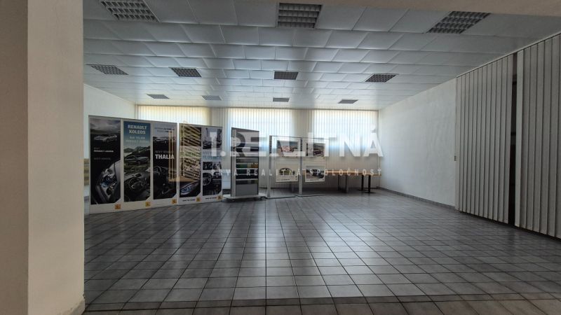 Priemyselný areál (tri haly, recepcia, kancelária, garáže, logistika) - Interiér so sklápacími panelmi, dlažbou a reklamnými stojanmi. Sklady a haly vhodné pre prezentácie.