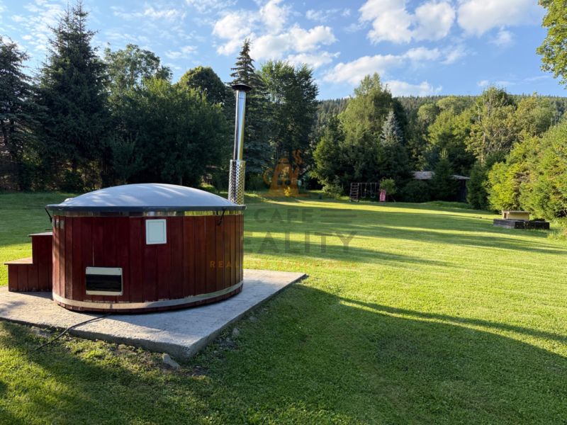 Na predaj chalupa, pozemok 1891 m2, obec Šumiac, okr. Brezno - Relaxačná drevená kaďa na záhrade rodinného domu na ulici Jána Švermu v Šumiaci.