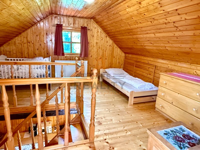 Na predaj chalupa, pozemok 1891 m2, obec Šumiac, okr. Brezno - Podkrovie rodinného domu s dreveným obkladom a podlahou s dreveným dekorom.