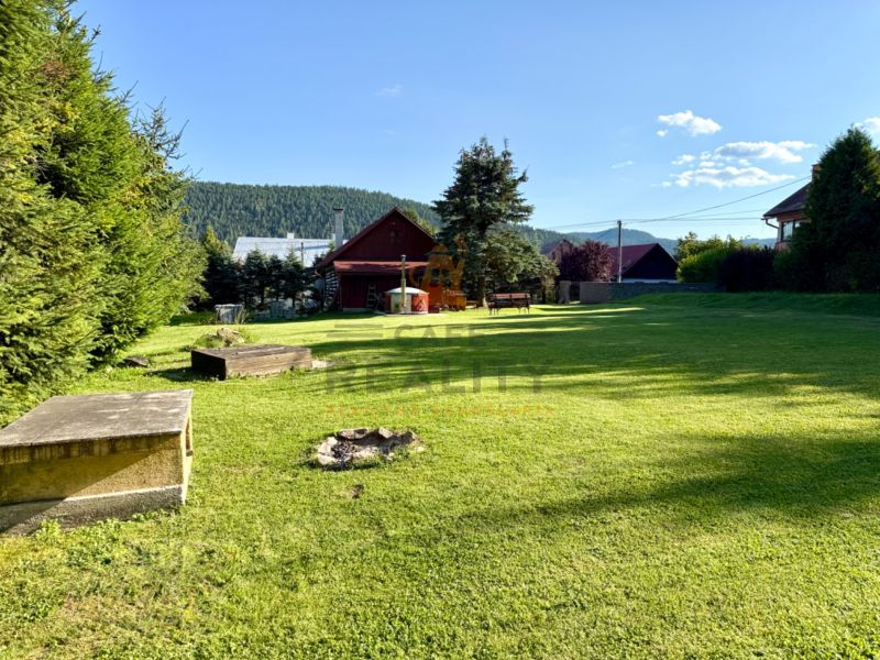 Na predaj chalupa, pozemok 1891 m2, obec Šumiac, okr. Brezno - Záhrada pri rodinnom dome na ulici Jána Švermu v Šumiaci s trávnikom a ohniskom.