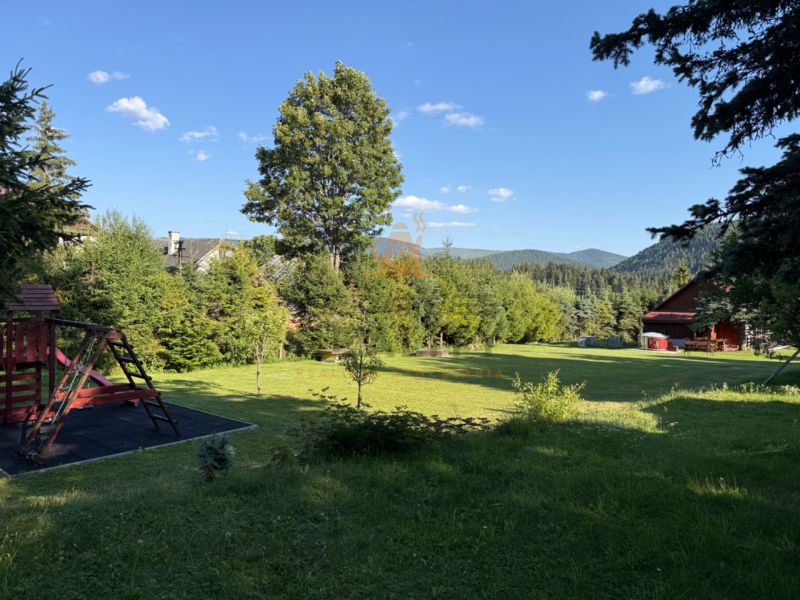 Na predaj chalupa, pozemok 1891 m2, obec Šumiac, okr. Brezno - Rodinný dom v Šumiaci na ulici Jána Švermu, trávnatá záhrada s ihriskom obklopená prírodou.