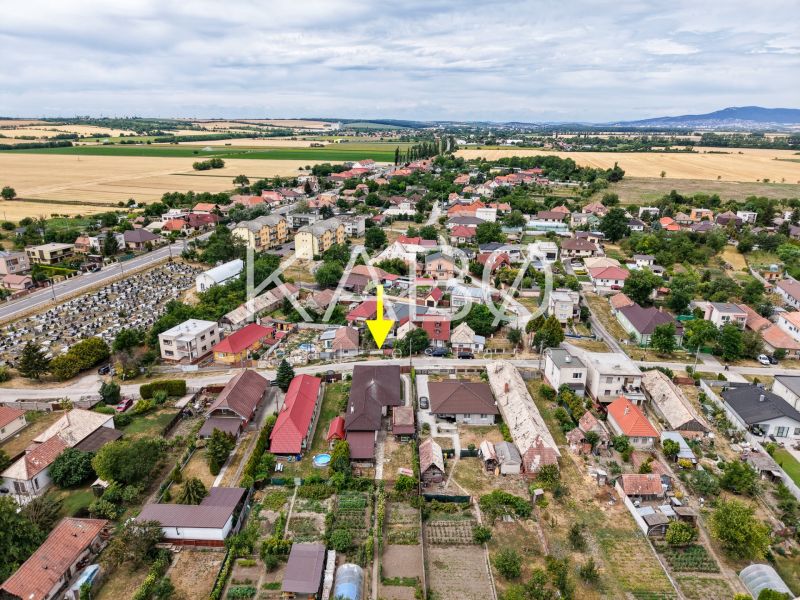 Priestranný 4 izbový rodinný dom po rekonštrukcii - Branč  - Panoramatický pohľad na Veľkoveskú ulicu, Rodinné domy v Branči, okolitá krajina.