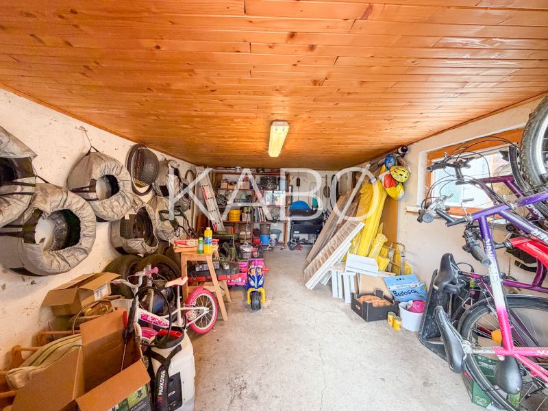 Priestranný 4 izbový rodinný dom po rekonštrukcii - Branč  - Garáž v rodinnom dome plná bicyklov, pneumatík a náradia.