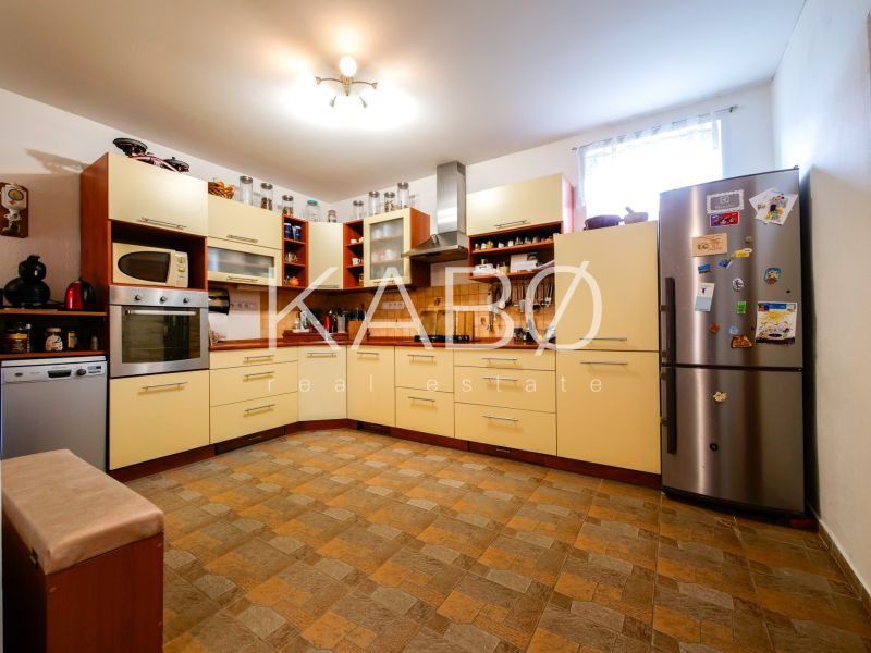 Priestranný 4 izbový rodinný dom po rekonštrukcii - Branč  - Kuchyňa v rodinnom dome s praktickým usporiadaním, spotrebičmi a dlažbou.