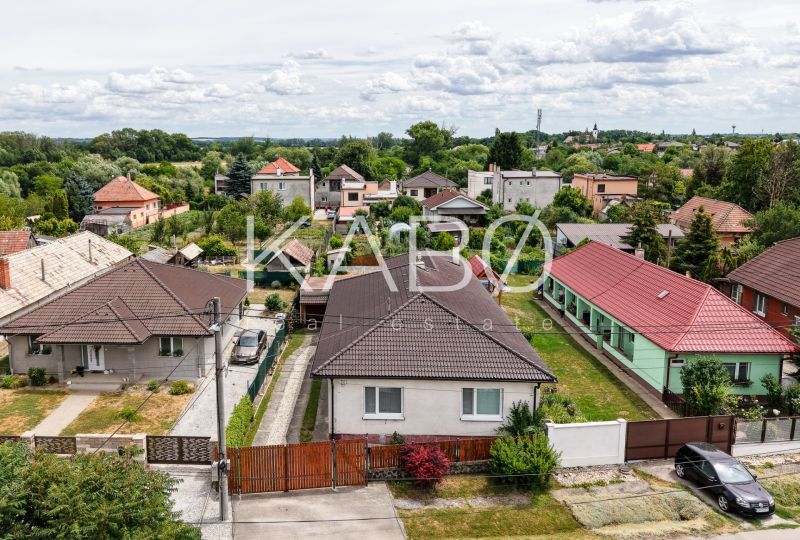Priestranný 4 izbový rodinný dom po rekonštrukcii - Branč  - Pohľad na rodinné domy na Veľkoveskej ulici v obci Branč.