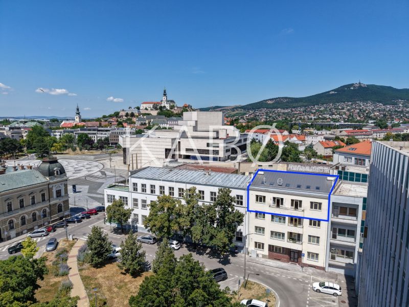 Výnimočné bývanie - Mezonet v úplnom centre Nitry  - Budova s 5 a viac izbovým bytom na Kúpeľnej ulici v Nitre, v popredí námestie.