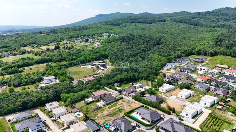 Pozemok pri lese so stavebným povolením - 805 m2 - Štitáre  - Letecký pohľad na pozemky na bývanie medzi ulicami a zeleňou v Štitároch na Pod Agátmi.