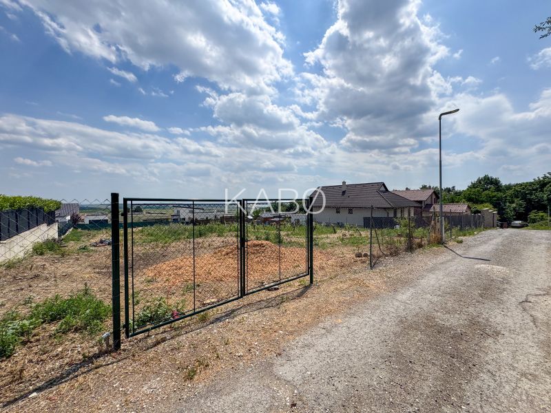 Pozemok pri lese so stavebným povolením - 805 m2 - Štitáre  - Pozemky - bývanie v lokalite Štitáre, Pod Agátmi. Voľný pozemok s oplotením.