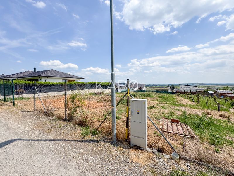 Pozemok pri lese so stavebným povolením - 805 m2 - Štitáre  - Pozemky - bývanie na ulici Pod Agátmi v Štitároch s výhľadom na okolitú krajinu.