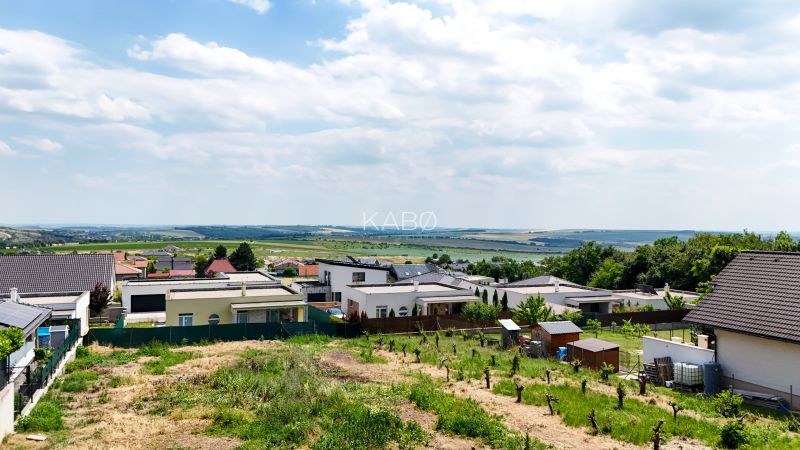 Pozemok pri lese so stavebným povolením - 805 m2 - Štitáre  - Výhľad na okolitú krajinu z pozemkov na bývanie v Štitároch na ulici Pod Agátmi.