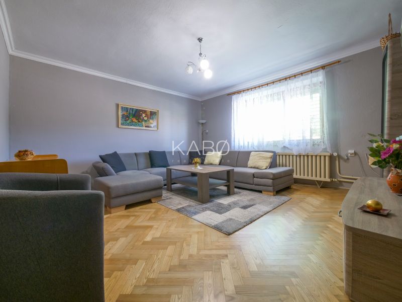 Rodinný dom s krásnym 18 á pozemkom ( stavebným) - Nové Sady  - Obývačka v rodinnom dome s rohovou sedačkou, podlahou s dreveným dekorom a dekoráciami.