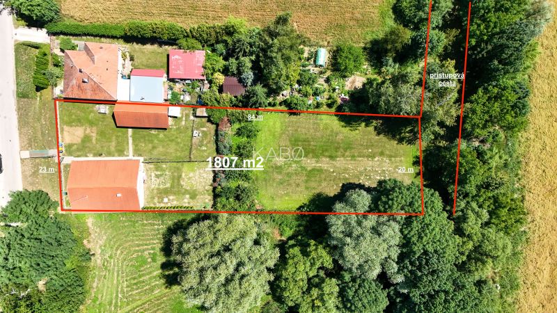Rodinný dom s krásnym 18 á pozemkom ( stavebným) - Nové Sady  - Pohľad zhora na veľký pozemok s dvomi budovami v Nových Sadoch.