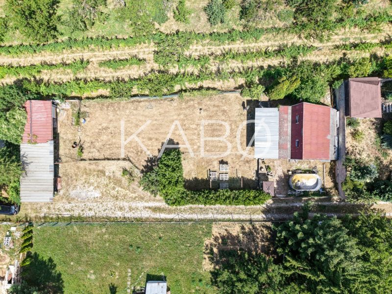 Pozemok s rekreačnou záhradnou chatkou v Nitre - 603 m2  - Letecký pohľad na Rekreačné pozemky na Šúdolskej ulici v Nitre s chatkami a zeleňou.