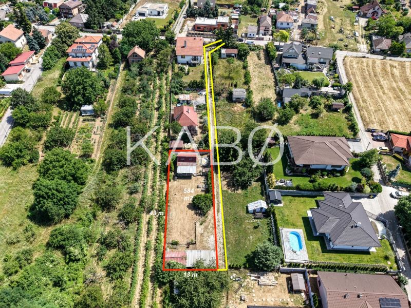 Pozemok s rekreačnou záhradnou chatkou v Nitre - 603 m2  - Letecký pohľad na rekreačné pozemky na Šúdolskej ulici v Nitre.