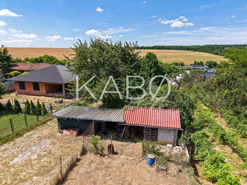 Pozemok s rekreačnou záhradnou chatkou v Nitre - 603 m2  - Záhrady na Rekreačných pozemkoch v Nitre na Šúdolskej ulici, obklopené zeleňou a poľami.