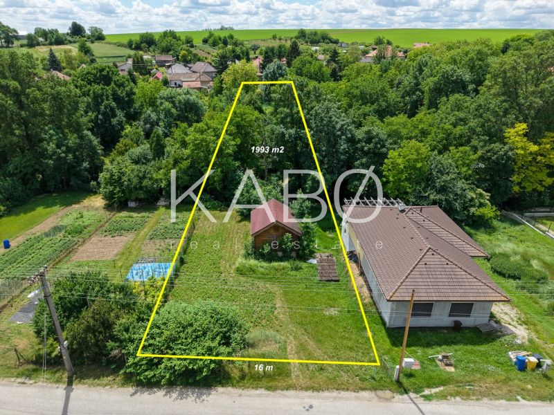 Stavebný pozemok - Nové Sady – 20 árov s potokom a ovocným sadom