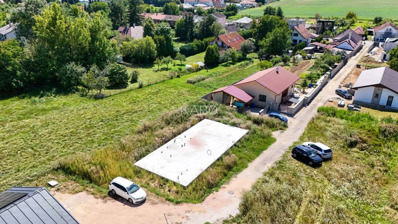 Základová doska na  575 m2 pozemku - Čeľadice  - Letecký pohľad na pozemky v Čeľadiciach vhodné na bývanie, obklopené zeleňou a domami.