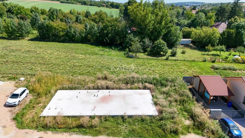 Základová doska na  575 m2 pozemku - Čeľadice  - Pozemky na bývanie v Čeľadiciach, základová doska, auto a zelené prostredie.