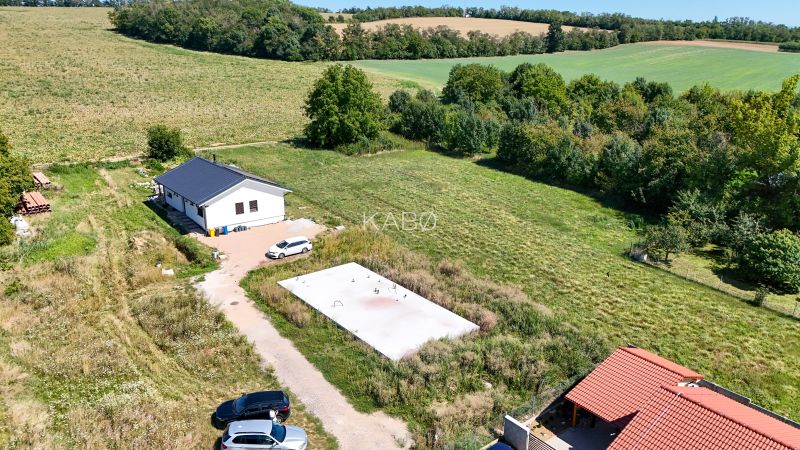 Základová doska na  575 m2 pozemku - Čeľadice  - Dom a okolitá zeleň v Čeľadiciach určené pre pozemky - bývanie.