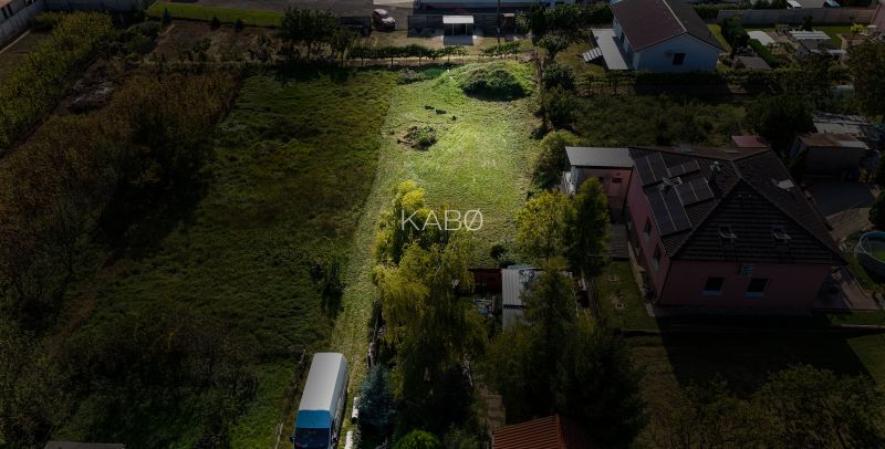 Stavebný pozemok so stavebným povolením - Janíkovce - 729 m2 - Pozemky na bývanie na Hlavnej ulici v Nitre, obklopené rodinnými domami a zeleňou.