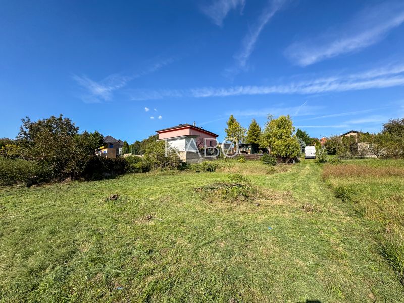 Stavebný pozemok so stavebným povolením - Janíkovce - 729 m2 - Záhrada pri dome na Hlavnej ulici v Nitre ponúka pozemky na bývanie.