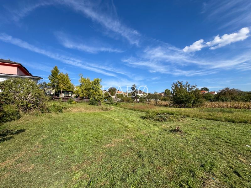 Stavebný pozemok so stavebným povolením - Janíkovce - 729 m2 - Zeleň na pozemkoch pri Hlavnej ulici v Nitre ponúka potenciál pre bývanie.