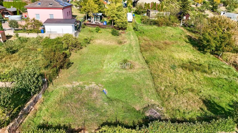 Stavebný pozemok so stavebným povolením - Janíkovce - 729 m2 - Pozemky - bývanie v Nitre na Hlavnej ulici, s veľkou trávnatou plochou a okolím.