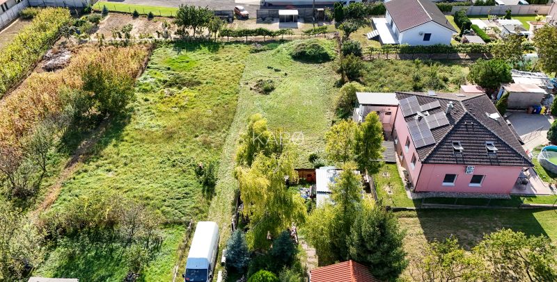 Stavebný pozemok so stavebným povolením - Janíkovce - 729 m2 - Letecký pohľad na pozemok v Nitre na Hlavnej ulici určený na bývanie.