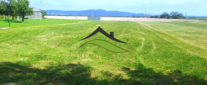 Pozemok pre Váš NOVÝ DOMOV  11km od Michaloviec - Trávnaté pozemky v Nacinej Vsi na ulici Vybúchanec, ideálne na bývanie s prírodným výhľadom.