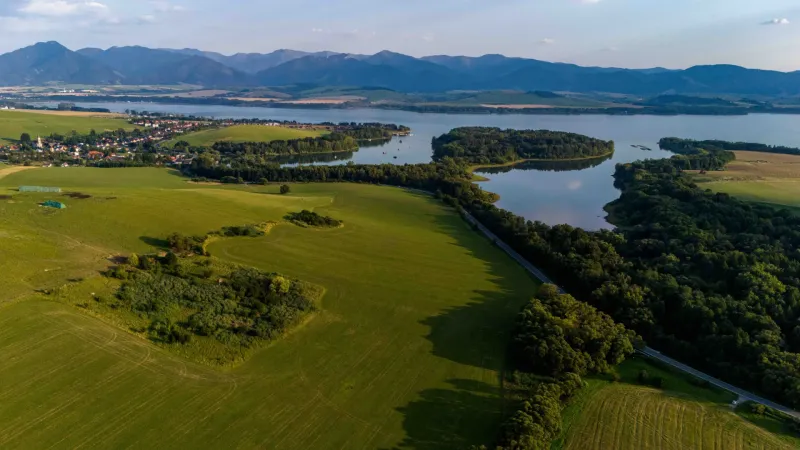 Liptovský Trnovec – 6.488 m2 POZEMOK na MOBILNÝ dom - Zelené polia, lesy a vodná plocha pri Liptovskom Trnovci, Zvláštne nehnuteľnosti.