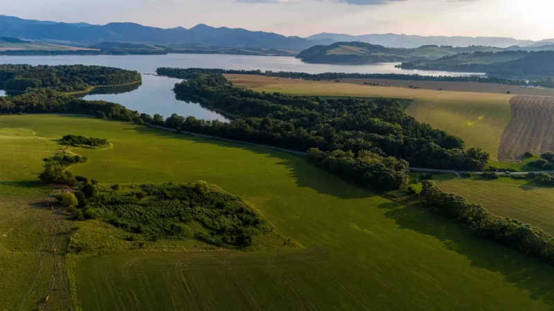 Liptovský Trnovec – 6.488 m2 POZEMOK na MOBILNÝ dom - Krajina pri Liptovskom Trnovci so zvláštnymi nehnuteľnosťami, obklopená lúkami a lesmi.