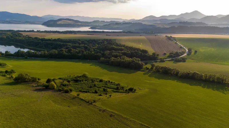 Liptovský Trnovec – 6.488 m2 POZEMOK na MOBILNÝ dom - Krajinka v Liptovskom Trnovci so zeleňou, lesmi a kopcami. Zvláštne nehnuteľnosti.