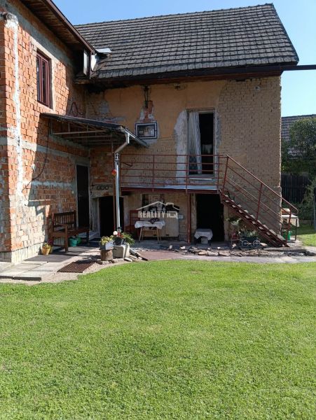 Slnečný pozemok s rodinným domom v Ovčiarsku  - Exteriér staršieho domu v Ovčiarsku vhodný na Pozemky - bývanie.