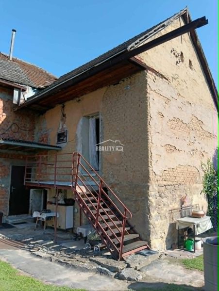 Slnečný pozemok s rodinným domom v Ovčiarsku  - Starší dom so schodiskom vhodný na pozemky - bývanie v Ovčiarsku.