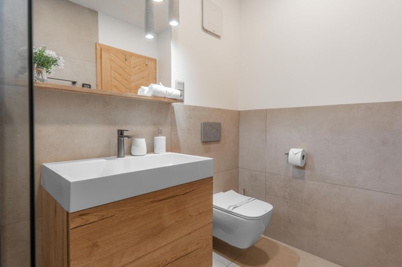I Luxusné dvojpodlažné chalet pri Liptovskej Mare - Kúpeľňa v hoteloch a penziónoch s podlahou s dreveným dekorom, umývadlom a sprchou.