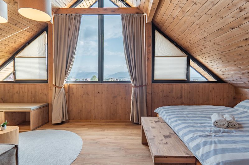 I Luxusné dvojpodlažné chalet pri Liptovskej Mare - Interiér Hotela a penziónu s veľkým oknom, dreveným dekorom a výhľadom na hory.