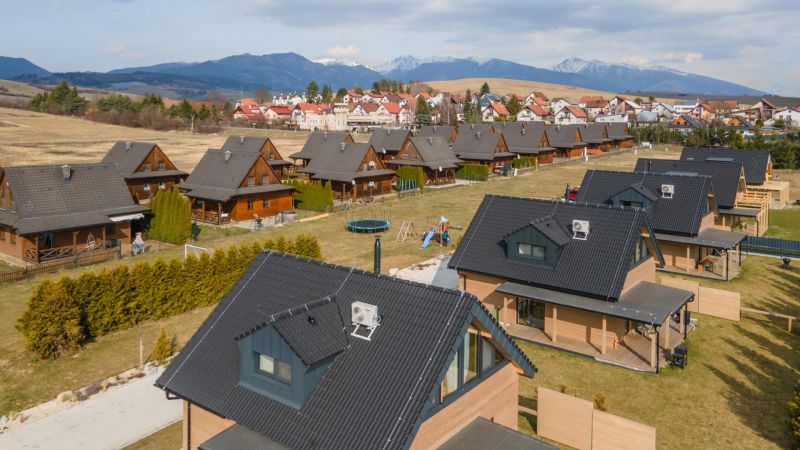 I Luxusné dvojpodlažné chalet pri Liptovskej Mare - Drevené chaty v Liptovskom Trnovci, Hotely a penzióny, s panoramatickým výhľadom na hory.