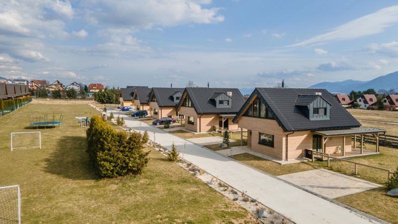 I Luxusné dvojpodlažné chalet pri Liptovskej Mare - Drevené chaty s parkoviskom v Hoteloch a penziónoch v Liptovskom Trnovci, futbalové a trampolínové ihrisko.