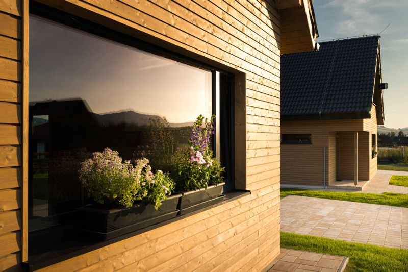 I Luxusné dvojpodlažné chalet pri Liptovskej Mare - Drevený exteriér Hotely a penzióny v Liptovskom Trnovci s kvetmi na parapete.