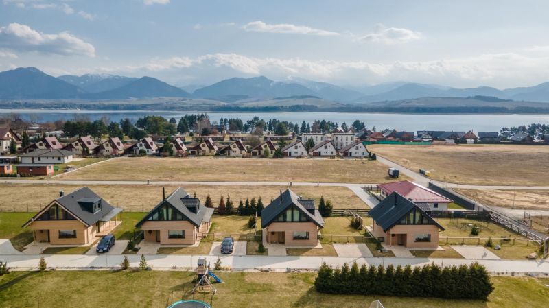 I Luxusné dvojpodlažné chalet pri Liptovskej Mare - Rekreačné chaty v okolí s výhľadom na vodnú plochu v Liptovskom Trnovci.