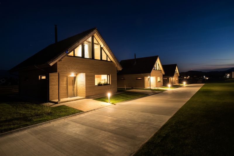 I Luxusné dvojpodlažné chalet pri Liptovskej Mare - Drevené chatky v nočnom osvetlení, Liptovský Trnovec, Hotely a penzióny.