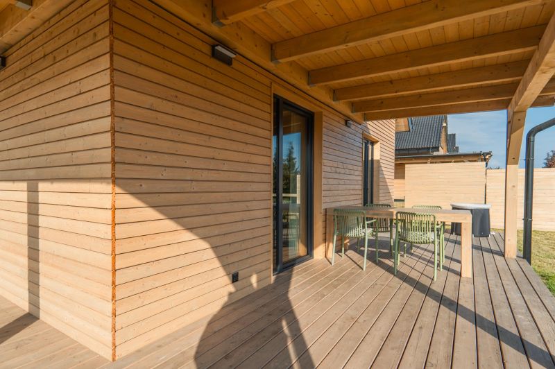 I Luxusné dvojpodlažné chalet pri Liptovskej Mare - Drevená terasa s vonkajším sedením v hoteloch a penziónoch Liptovského Trnovca.